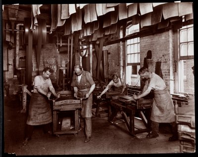Vista interior de hombres trabajando en cuero en la New York Leather Belting Co., Nueva York, 1905-06 de Byron Company